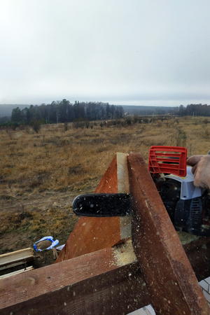 Workers cut the rafters on the roof of the chainsaw house 2019の写真素材