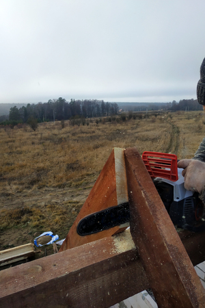Workers cut the rafters on the roof of the chainsaw house 2019の写真素材