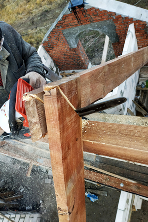 Workers cut the rafters on the roof of the chainsaw house 2019の写真素材