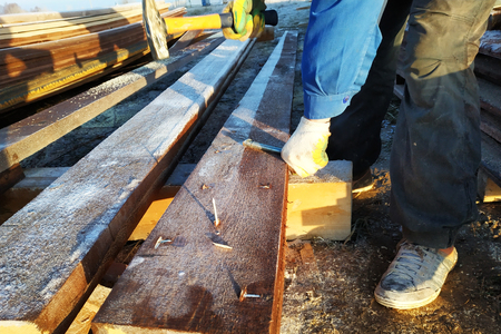 The sharp nail stuffed into the board looks like a sharp tip 2018の写真素材