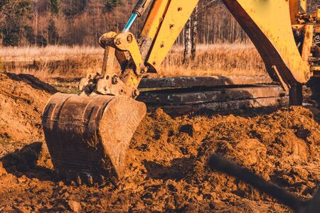 The bucket excavator picks up the soil to pave the way. 2019の写真素材
