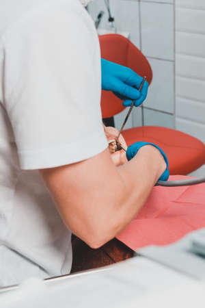 The dentist examines the oral cavity before treating the problem areas of the teeth. 2020の写真素材