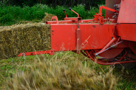 The work of the old hay press, the work of the press close up, details and components of the hay press. 2021の写真素材