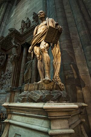 Milan ( Italy ) 25/01/2015: inside the Milan cathedral there are a lot of statues that you can find going around the church. In every part of the church tourists are attracted by pieces of art.のeditorial素材