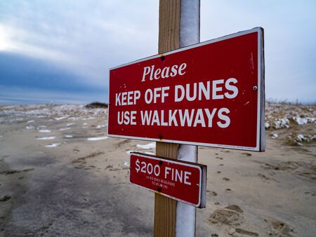 A Sign Asking People To Keep Off The Dunesの写真素材
