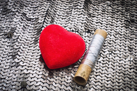 symbolic heart and thread,as symbol of quarrel between pairの写真素材