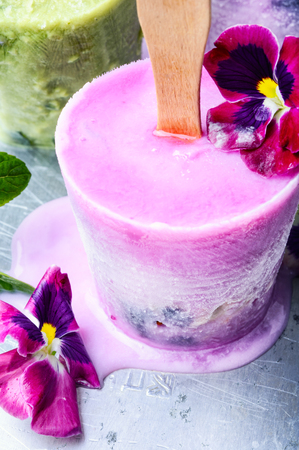 Summer vanilla ice cream with fresh flowers and mintの写真素材