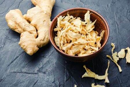 Slices of dry ginger and raw rhizome ginger
