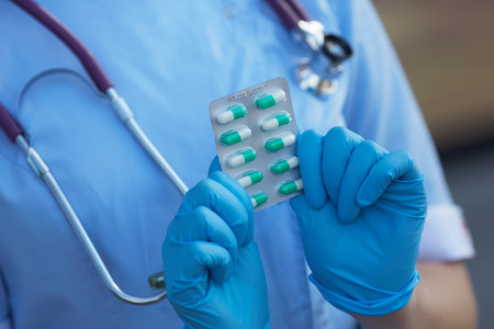 female doctor holding medicine capsulesの写真素材
