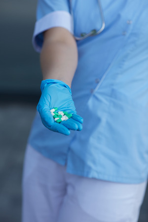 female doctor holding medicine capsulesの写真素材