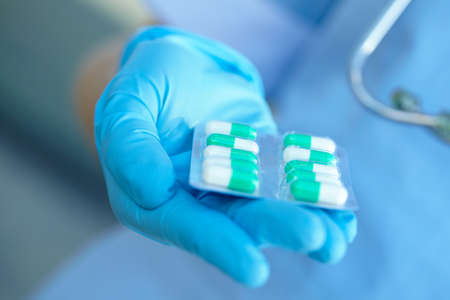 female doctor holding medicine capsulesの写真素材