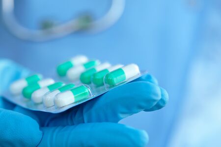 female doctor holding medicine capsulesの写真素材