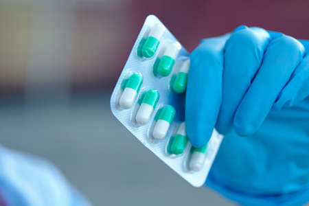 female doctor holding medicine capsulesの写真素材