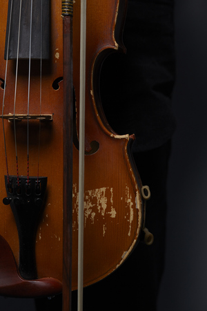 playing the violin close-upの写真素材