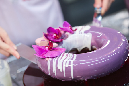 The chef covers the purple cake with icingの写真素材