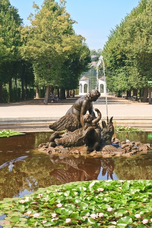 Fountain in the park of Schonbrunn Palace. Vienna, Austria のeditorial素材