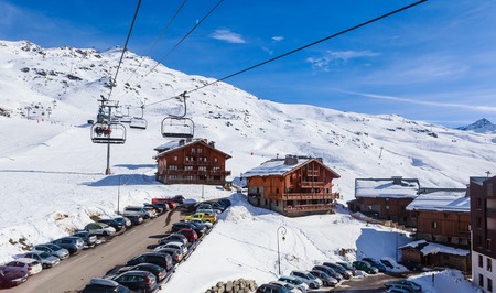 Chalet on the slopes of the valley Val Thorens. Ski resort  Val Thorens. Franceのeditorial素材