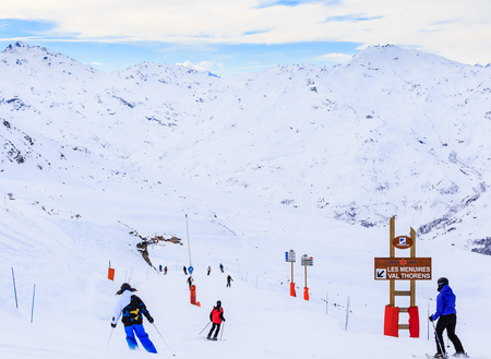 Skiers on the track Val Thorens ski resort. Franceのeditorial素材