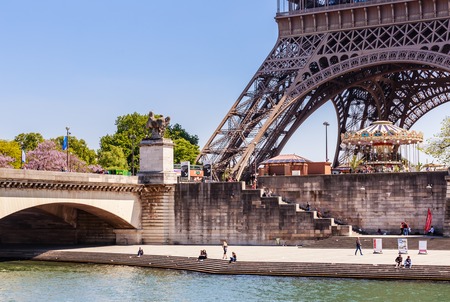 Eiffel Tower from the bridge of Iena (Pont de Jena)  with one of the horses in the foreground. Paris, Franceのeditorial素材