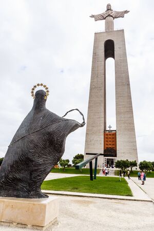 Sanctuary of Christ the King (Santuario de Cristo Rei) and statue of the Virgin Mary. Lisbon, Portugalのeditorial素材