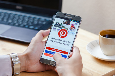 Sakon Nakhon, THAILAND -August 1,2017:Samsung note5 with social Internet service Pinterest on the screen. Pinterest is an online pinboard that allows people to pin their interesting things.のeditorial素材