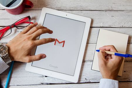 Bangkok, Thailand - Aprill 8,2016:Apple Ipad2 displaying Gmail application.のeditorial素材