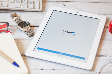 BANGKOK,THAILAND -April 8,2016: Smartphone with Linkedin.com homepage on the screen. LinkedIn is a business-oriented social networking serviceのeditorial素材