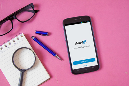 BANGKOK,THAILAND -May 2,2016: Smartphone with Linkedin.com homepage on the screen. LinkedIn is a business-oriented social networking serviceのeditorial素材