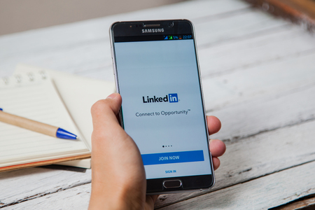 Bangkok, Thailand - August 2,2016: LinkedIn application on the screen. LinkedIn is a business-oriented social networking service.のeditorial素材