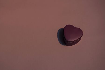 Opening tin box in bright pink. A clear dark shadow falls. Inside the box you can put jewelry,...