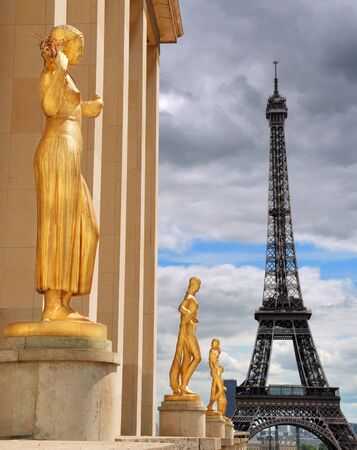 Gilded statues on Trocadero and Eiffel tower in Paris, France.のeditorial素材
