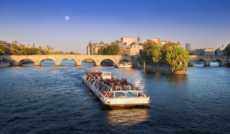 The Pont Neuf (New Bridge), the oldest standing bridge across the river Seine in Paris, France.のeditorial素材