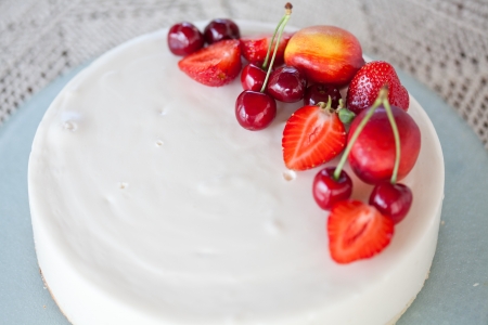 White Cream Icing Cake with Fruitsの写真素材