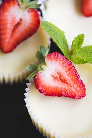 strawberry cheesecake and fresh strawberriesの写真素材