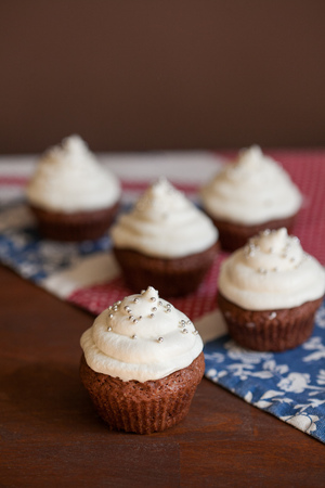 Chocolate cupcakes with cream cheese frostingの写真素材