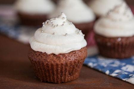 Chocolate cupcakes with white cream cheese frostingの写真素材