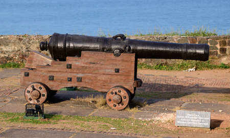Dutch 18-pounder cast-iron cannon mounted on wooden garrison carriage replica on display in Galle fort.のeditorial素材