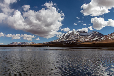 Lagoon with mountains in the Alitplano Plateau, Boliviaの写真素材