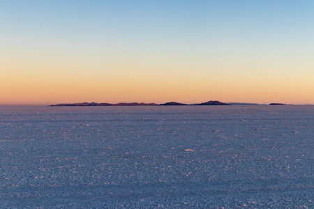 Salar de Uyuni Salt Flat Panorama at sunset in the Altiplano, Boliviaの写真素材