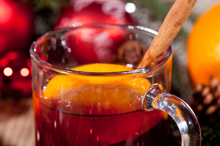 festive glitter christmas decoration bauble seasonal wintehot tasty spicy mulled red wine with orange and cinnamon christmas time winter の写真素材