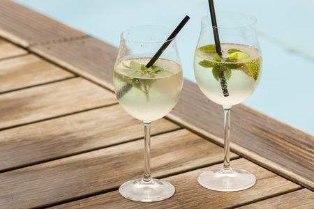 hugo prosecco elderflower soda ice summer drink outdoor aperitif