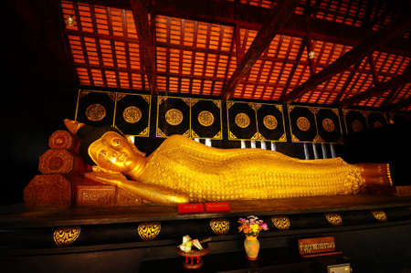 golden buddha statue の写真素材