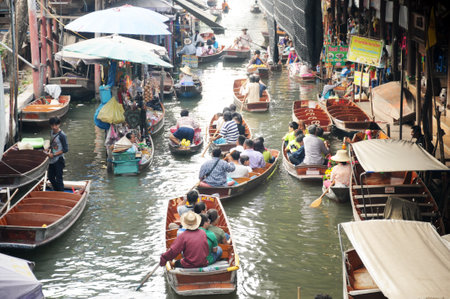 RATCHABURI, THAILAND,MARCH 21, 2013 - Boats loaded with  fruits and vegetables in Damnoen Saduak Floating Market  ,RATCHABURI, THAILAND のeditorial素材