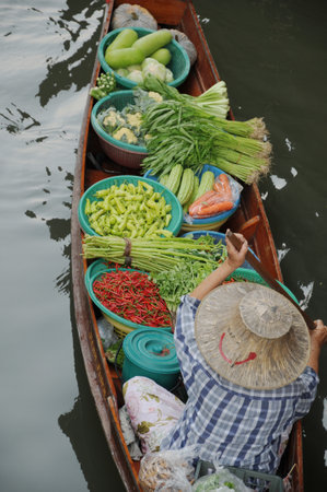 RATCHABURI, THAILAND,MARCH 21, 2013 - Boats loaded with  fruits and vegetables in Damnoen Saduak Floating Market  ,RATCHABURI, THAILAND のeditorial素材