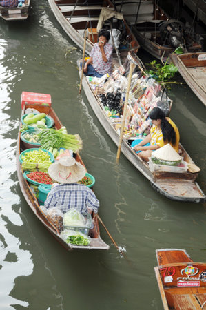 RATCHABURI, THAILAND,MARCH 21, 2013 - Boats loaded with  fruits and vegetables in Damnoen Saduak Floating Market  ,RATCHABURI, THAILAND のeditorial素材