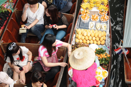 RATCHABURI, THAILAND,MARCH 21, 2013 - Boats loaded with  fruits and vegetables in Damnoen Saduak Floating Market  ,RATCHABURI, THAILAND のeditorial素材