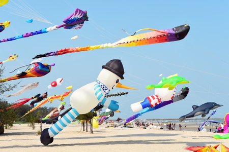 CHA- AM BEACH - MARCH 28: Thailand International Kite Festival on March 28,2015 in Cha- am beach, Phetchaburi province, Thailandのeditorial素材