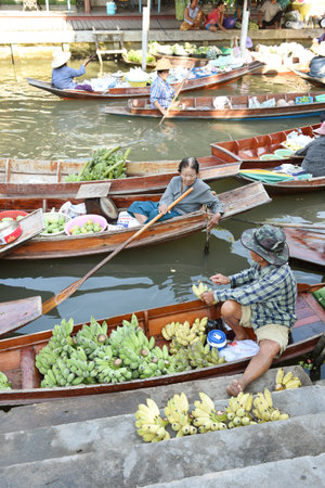 AMPHAWA  APRIL 29: Wooden boats are loaded with fruits from the orchards at Tha kha floating market on April 29 2015 in Amphawa. A traditional way still practiced in Tha kha canals of Thailand.のeditorial素材