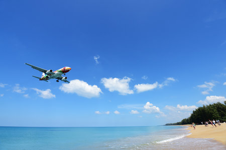 PHUKET, THAILAND - NOVEMBER 17 : The airplane landing at Phuket airport over the Mai Khao Beach on November17, 2016 in Phuket, Thailand.のeditorial素材