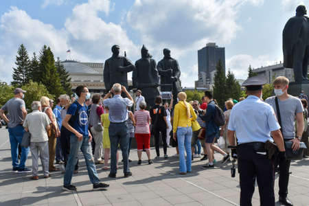 Novosibirsk, Lenin Square, Russia - 08.08.2020: Unauthorized rally against the authorities and in support of the protesters in Khabarovsk. Protesting people. The police are keeping order.のeditorial素材